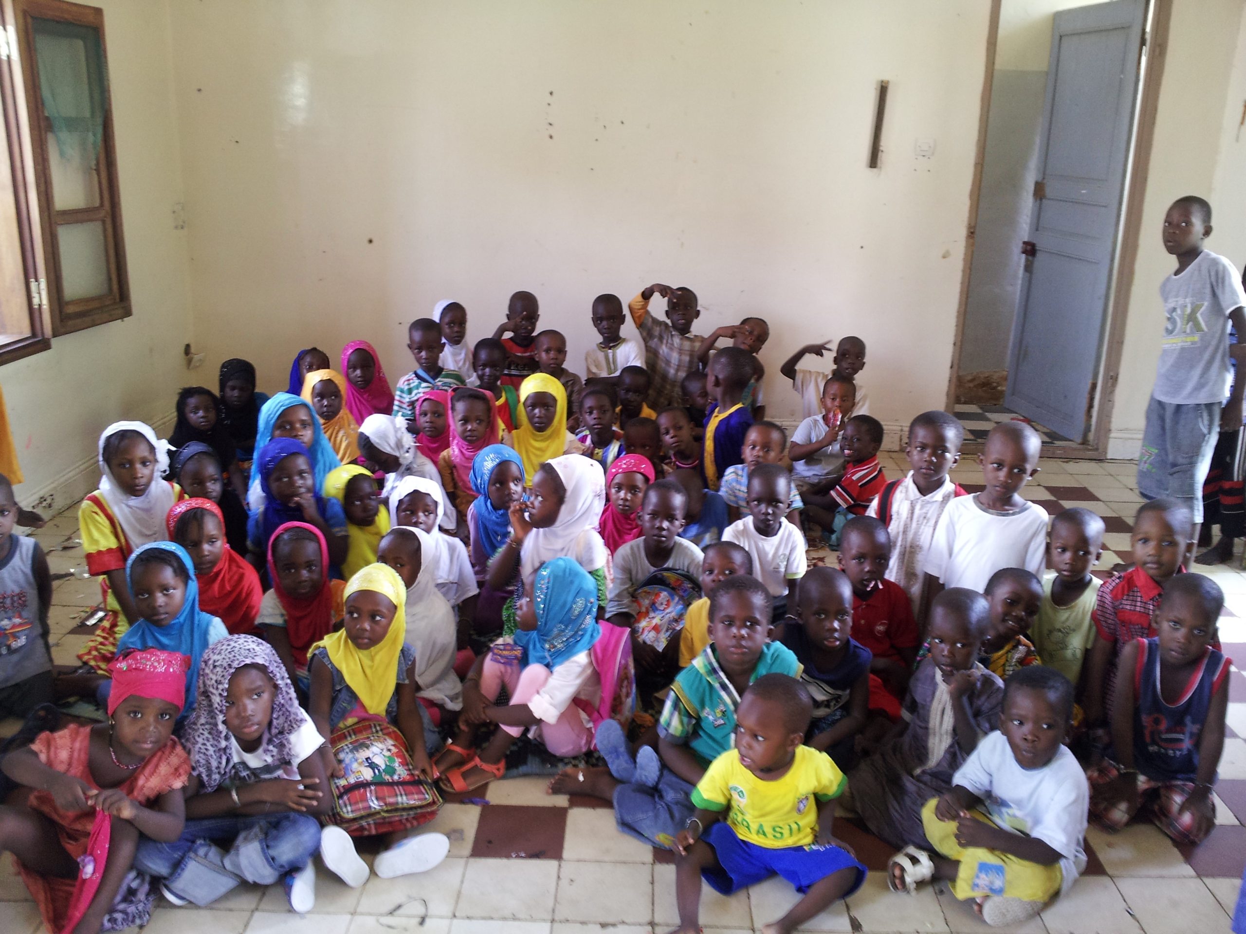 Groupe d’enfants réunis dans le cadre d’une action éducative soutenue par l’association