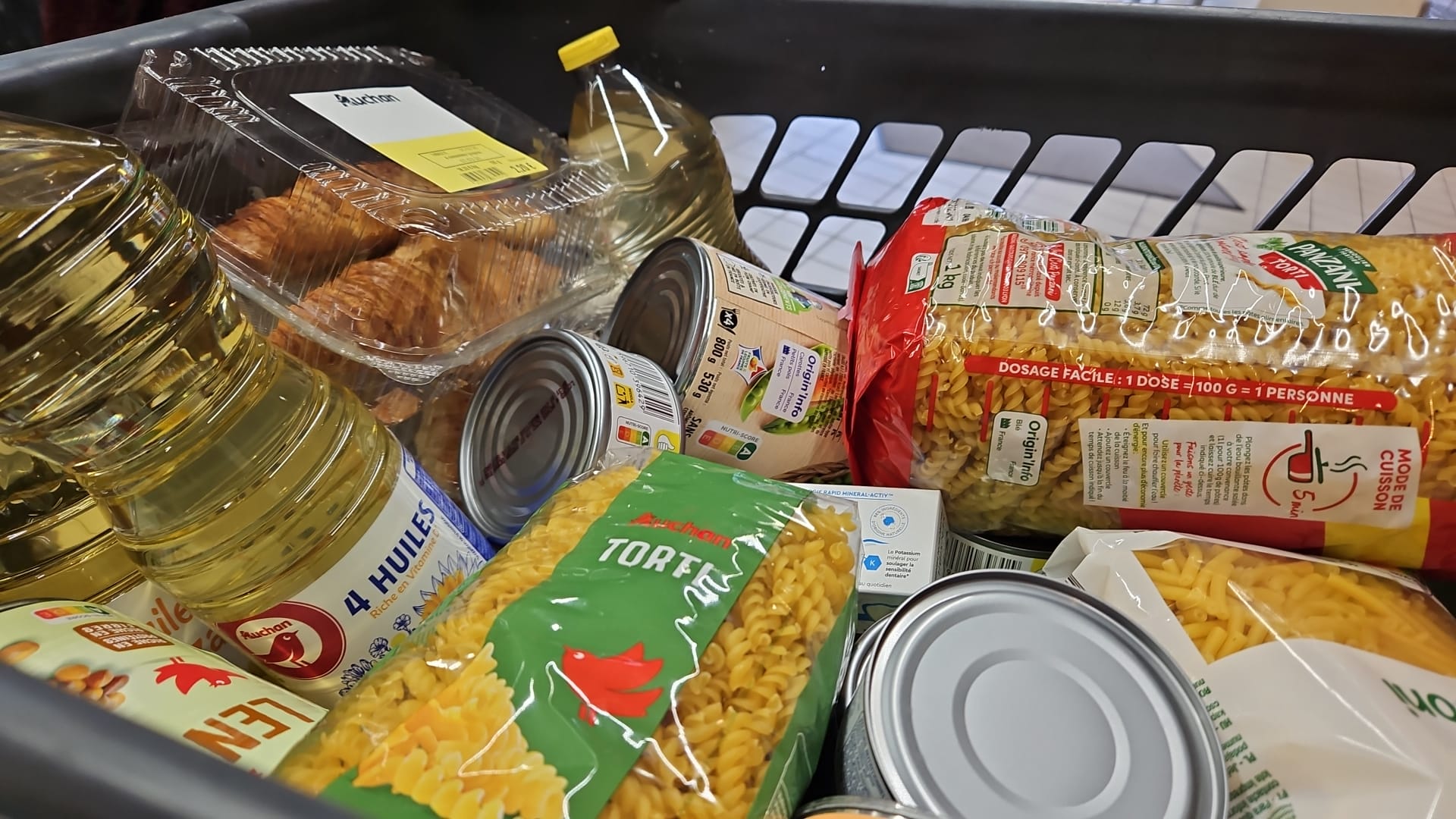 Produits alimentaires rassemblés pour constituer des colis solidaires
